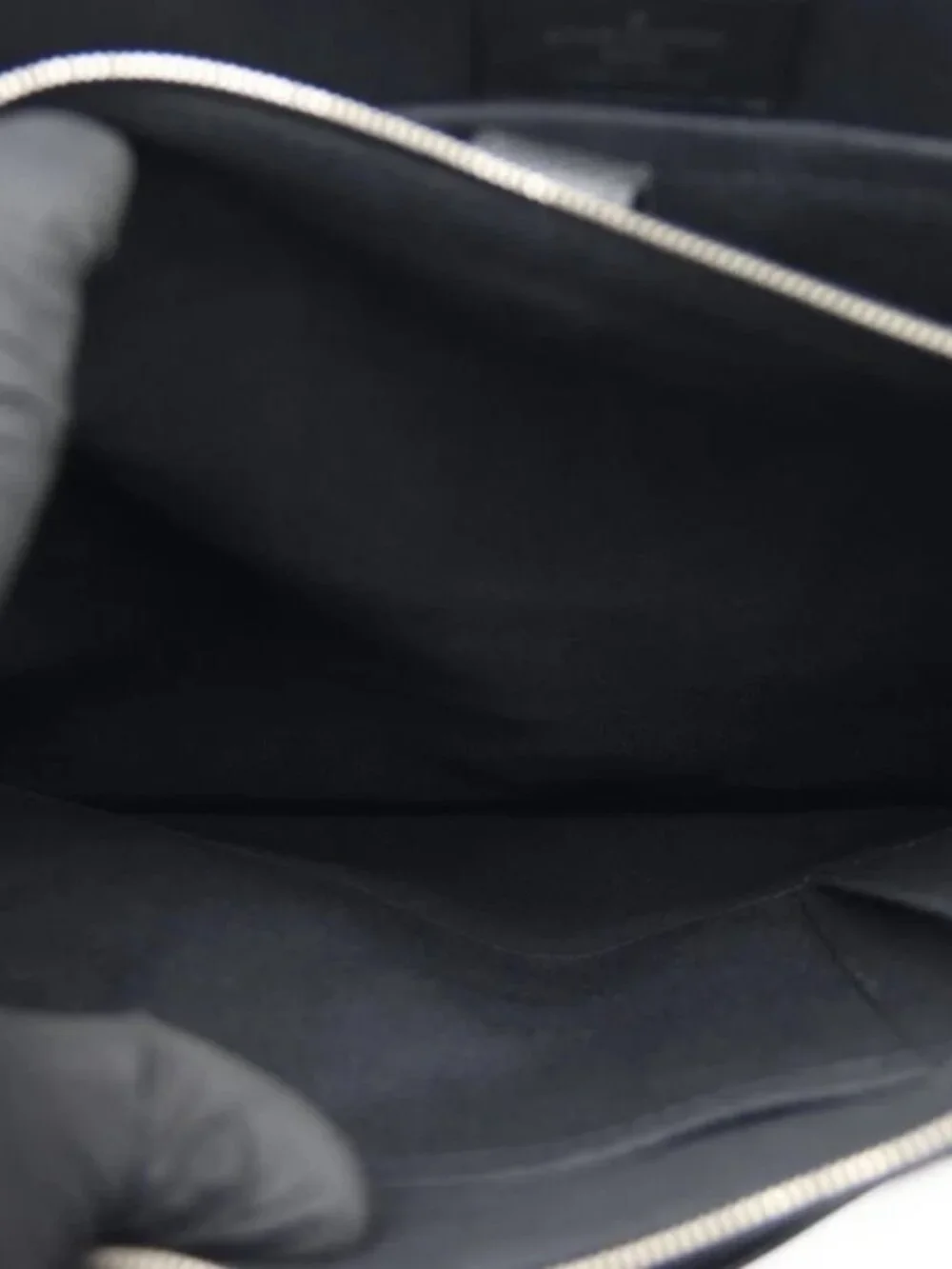 Louis Vuitton Taïga Anton Briefcase - Black
